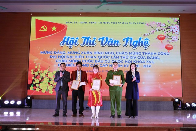 L&atilde;nh đạo Đảng ủy, HĐND, UBND, UBMTTQ x&atilde; Xu&acirc;n L&atilde;ng trao giải cho c&aacute;c đội thi c&oacute; th&agrave;nh t&iacute;ch xuất sắc