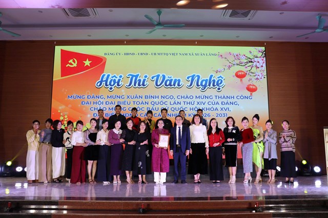 L&atilde;nh đạo Đảng ủy, HĐND, UBND, UBMTTQ x&atilde; Xu&acirc;n L&atilde;ng trao giải cho c&aacute;c đội thi c&oacute; th&agrave;nh t&iacute;ch xuất sắc