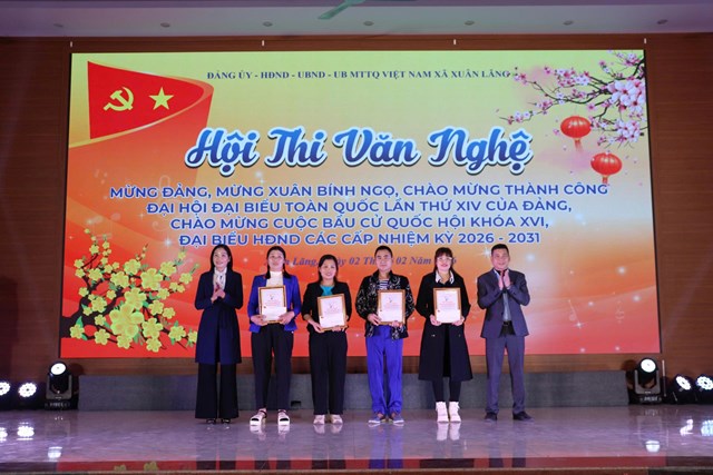 L&atilde;nh đạo Đảng ủy, HĐND, UBND, UBMTTQ x&atilde; Xu&acirc;n L&atilde;ng trao giải cho c&aacute;c đội thi c&oacute; th&agrave;nh t&iacute;ch xuất sắc
