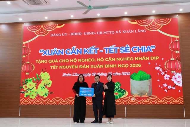 Đồng ch&iacute; Phan Mạnh H&agrave;, Ph&oacute; B&iacute; thư Thường trực Đảng ủy x&atilde; Xu&acirc;n L&atilde;ng tiếp nhận hỗ trợ của doanh nghiệp ủng hộ chương tr&igrave;nh &ldquo;Xu&acirc;n gắn kết &ndash; Tết sẻ chia&rdquo;