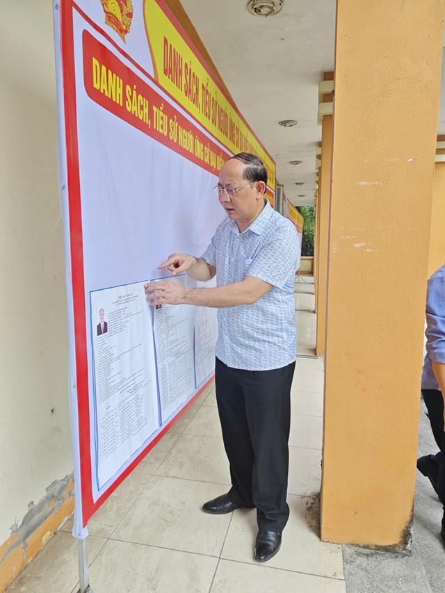 Đồng ch&iacute; Ph&ugrave;ng Đắc Chiến, Ph&oacute; B&iacute; thư Đảng ủy, Chủ tịch UBND x&atilde;, Chủ tịch Ủy ban bầu cử x&atilde; kiểm tra việc ni&ecirc;m yết danh s&aacute;ch cử tri tại c&aacute;c điểm bỏ phiếu tr&ecirc;n địa b&agrave;n.