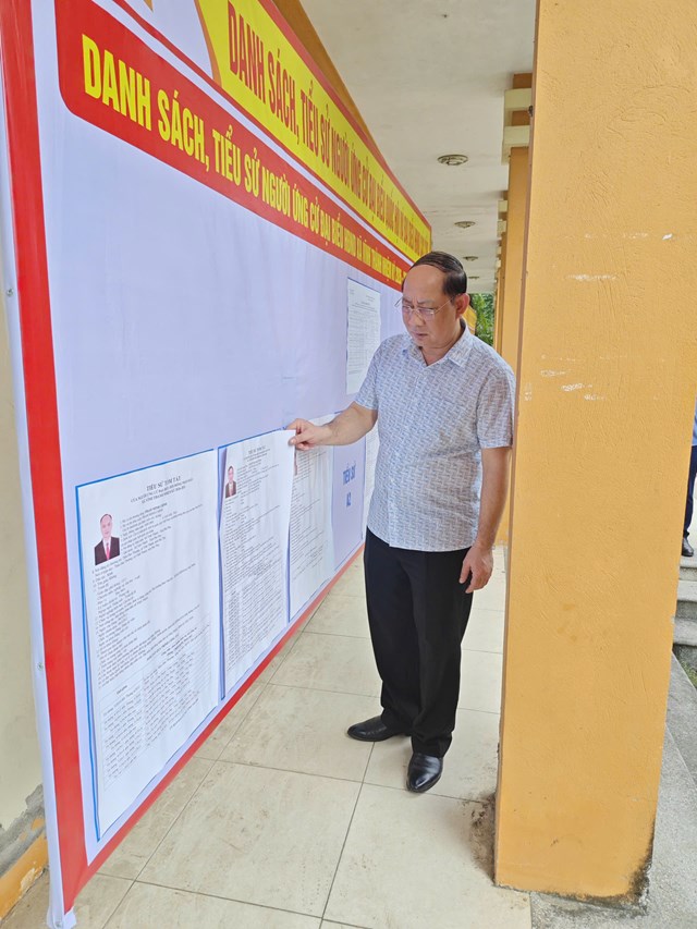 Đồng ch&iacute; Ph&ugrave;ng Đắc Chiến, Ph&oacute; B&iacute; thư Đảng ủy, Chủ tịch UBND x&atilde;, Chủ tịch Ủy ban bầu cử x&atilde; kiểm tra việc ni&ecirc;m yết danh s&aacute;ch cử tri tại c&aacute;c điểm bỏ phiếu tr&ecirc;n địa b&agrave;n.