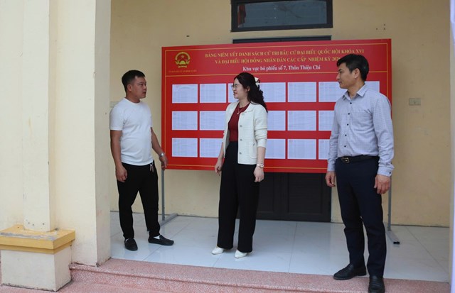 Đồng ch&iacute; Trần Thị Thanh T&acirc;m, Ph&oacute; B&iacute; thư Đảng ủy, Chủ tịch UBND x&atilde;, Chủ tịch Ủy ban bầu cử x&atilde; kiểm tra việc ni&ecirc;m yết danh s&aacute;ch cử tri tại c&aacute;c điểm bỏ phiếu tr&ecirc;n địa b&agrave;n