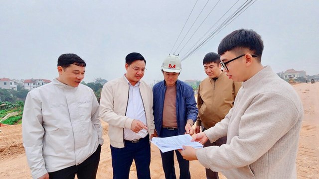 &Ocirc;ng Nguyễn Trọng Khi&ecirc;m, Gi&aacute;m đốc Ban Quản l&yacute; dự &aacute;n x&atilde; Xu&acirc;n L&atilde;ng (thứ 2 từ tr&aacute;i sang) kiểm tra tiến độ dự &aacute;n c&ocirc;ng tr&igrave;nh giao th&ocirc;ng tr&ecirc;n địa b&agrave;n.