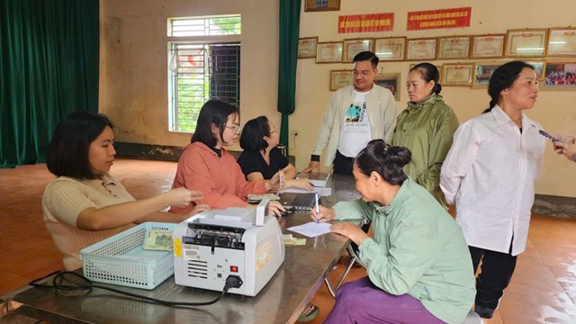 C&aacute;n bộ Ban Quản l&yacute; dự &aacute;n x&atilde; Xu&acirc;n L&atilde;ng kịp thời chi trả tiền bồi thường GPMB cho người d&acirc;n để thực hiện c&aacute;c dự &aacute;n đảm bảo tiến độ.