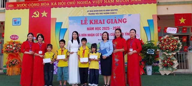 Ban Gi&aacute;m hiệu Trường Tiểu học Hương Canh A tặng qu&agrave; cho học sinh c&oacute; th&agrave;nh t&iacute;ch xuất sắc trong học tập