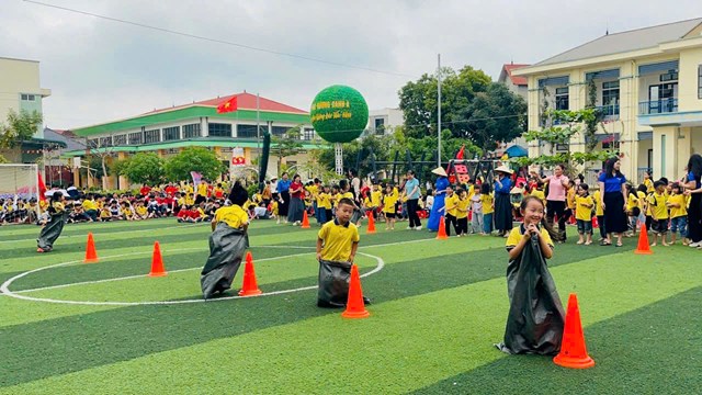 C&aacute;c em học sinh Trường Tiểu học Hương Canh A h&agrave;o hứng tham gia thi đấu thể dục thể thao gắn với tr&ograve; chơi d&acirc;n gian