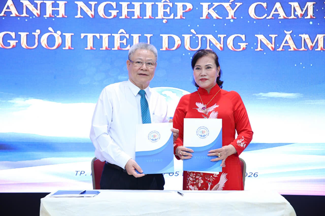 Gi&aacute;m đốc C&ocirc;ng ty B&ugrave;i Thị S&aacute;ng k&yacute; cam kết v&igrave; người ti&ecirc;u d&ugrave;ng năm 2026