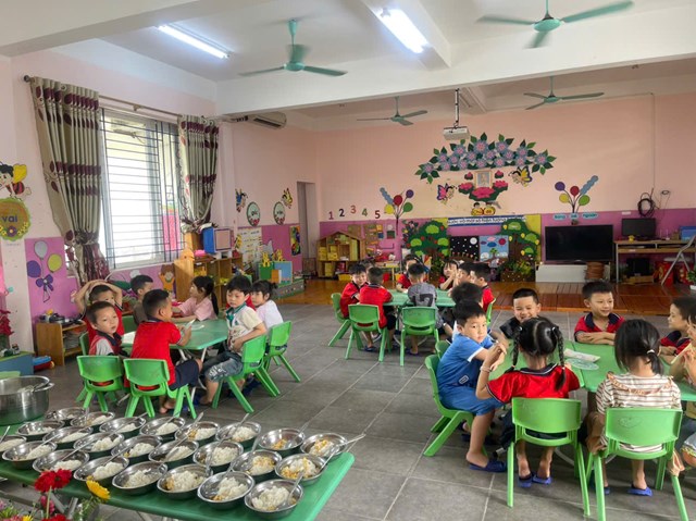 Việc chuẩn bị bữa ăn của học sinh ở Trường Mầm non Ph&uacute; Xu&acirc;n A lu&ocirc;n bảo đảm c&acirc;n đối dinh dưỡng v&agrave; ph&ugrave; hợp với từng độ tuổi