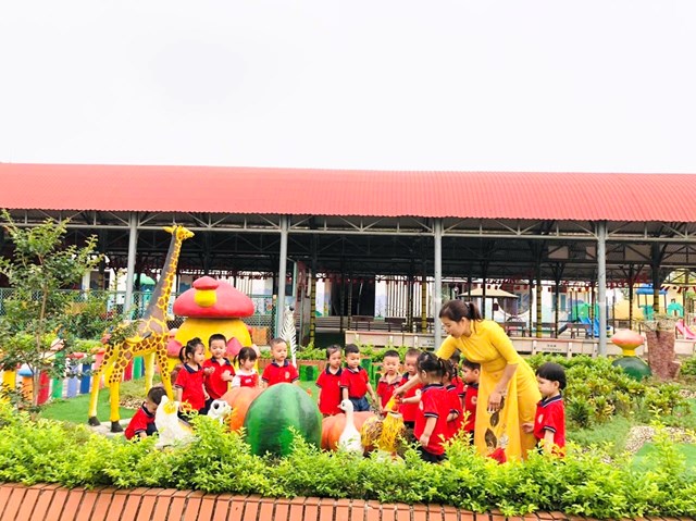 Hoạt động vui chơi ngo&agrave;i trời của học sinh Trường Mầm non Ph&uacute; Xu&acirc;n A