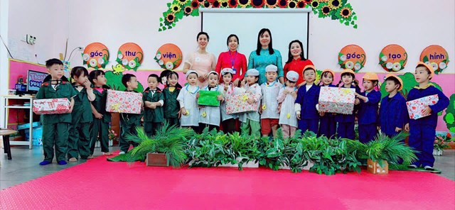 C&ocirc; v&agrave; tr&ograve; Trường Mầm non Ph&uacute; Xu&acirc;n A, x&atilde; Xu&acirc;n L&atilde;ng