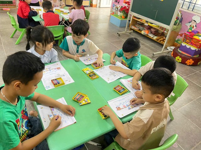 C&aacute;c b&eacute; lớp 5 tuổi Trường Mầm non Ph&uacute; Xu&acirc;n A trong giờ hoạt động tạo h&igrave;nh, vẽ tranh