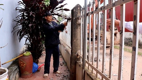 Người d&acirc;n th&ocirc;n Qu&ecirc;, x&atilde; Bảo Đ&agrave;i tự nguyện th&aacute;o dỡ tường r&agrave;o, c&ocirc;ng tr&igrave;nh phụ trợ để hiến đất mở rộng tuyến đường trục th&ocirc;n