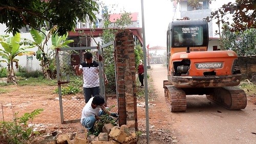Người d&acirc;n th&ocirc;n Qu&ecirc;, x&atilde; Bảo Đ&agrave;i tự nguyện th&aacute;o dỡ tường r&agrave;o, c&ocirc;ng tr&igrave;nh phụ trợ để hiến đất mở rộng tuyến đường trục th&ocirc;n