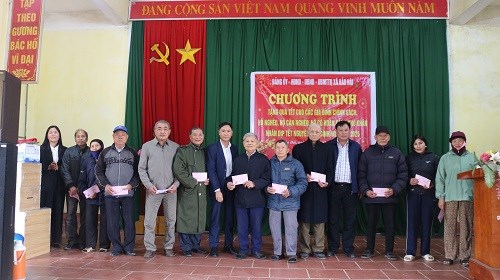 Đồng ch&iacute; Dương C&ocirc;ng Định, B&iacute; thư Đảng uỷ, Chủ tịch HĐND x&atilde; ch&uacute;c Tết, tặng qu&agrave; cho gia đ&igrave;nh ch&iacute;nh s&aacute;ch, hộ ngh&egrave;o, hộ cận ngh&egrave;o, hộ c&oacute; ho&agrave;n cảnh kh&oacute; khăn