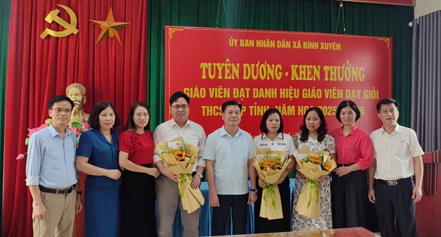 L&atilde;nh đạo UBND x&atilde; B&igrave;nh Xuy&ecirc;n tuy&ecirc;n dương, khen thưởng c&aacute;c gi&aacute;o vi&ecirc;n đạt danh hiệu gi&aacute;o vi&ecirc;n dạy giỏi THCS cấp tỉnh năm học 2025 - 2026