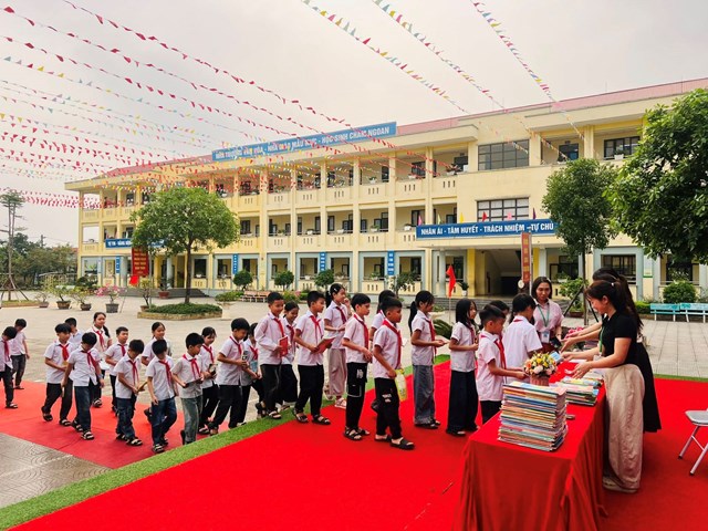 Trường Tiểu học Hương Sơn tổ chức c&aacute;c hoạt động hưởng ứng Ng&agrave;y S&aacute;ch v&agrave; Văn h&oacute;a đọc Việt Nam (21/4).