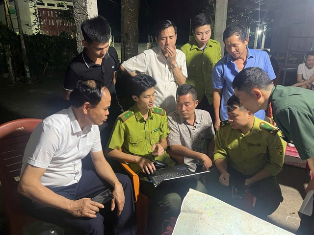 Lực lượng chức năng l&agrave;m việc suốt đ&ecirc;m để t&igrave;m kiếm người mất t&iacute;ch.