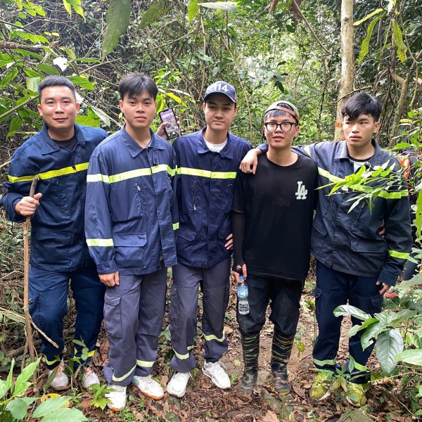 Nam sinh Nguyễn Tuấn Anh (&aacute;o đen) được t&igrave;m thấy sau 37 giờ mất t&iacute;ch khi leo n&uacute;i Tam Đảo