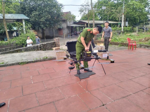 Lực lượng chức năng d&ugrave;ng flycam để t&igrave;m kiếm nam sinh mất t&iacute;ch.