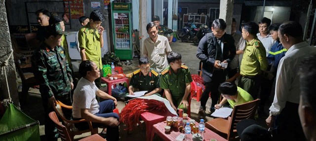 Lực lượng chức năng l&agrave;m việc suốt đ&ecirc;m để t&igrave;m kiếm người mất t&iacute;ch.