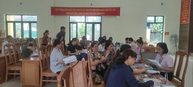 C&aacute;n bộ Ph&ograve;ng giao dịch Ng&acirc;n h&agrave;ng CSXH B&igrave;nh Xuy&ecirc;n giải ng&acirc;n nguồn vốn t&iacute;n dụng ch&iacute;nh s&aacute;ch tại điểm giao dịch x&atilde;