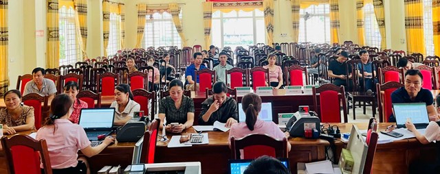 C&aacute;n bộ Ph&ograve;ng giao dịch Ng&acirc;n h&agrave;ng CSXH S&ocirc;ng L&ocirc; giải ng&acirc;n nguồn vốn t&iacute;n dụng ch&iacute;nh s&aacute;ch tại điểm giao dịch x&atilde;
