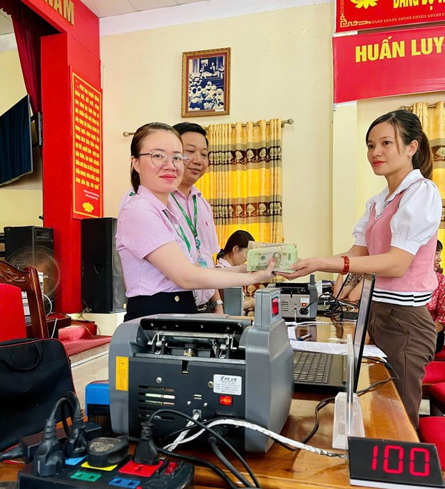 C&aacute;n bộ Ph&ograve;ng giao dịch Ng&acirc;n h&agrave;ng CSXH S&ocirc;ng L&ocirc; trao nguồn vốn t&iacute;n dụng ch&iacute;nh s&aacute;ch tới tận tay người d&acirc;n