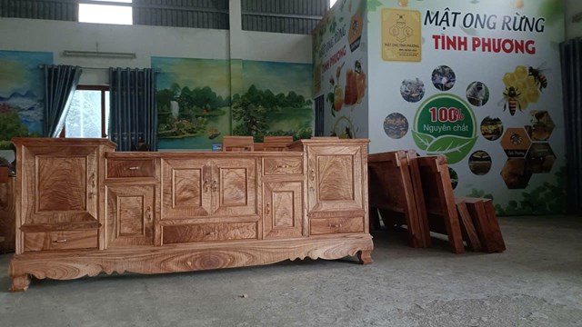 C&aacute;c sản phẩm đồ gỗ do anh Phạm Hữu T&igrave;nh sản xuất ng&agrave;y c&agrave;ng được người ti&ecirc;u d&ugrave;ng ưu chuộng