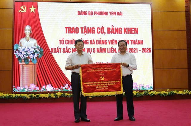 Đảng bộ C&ocirc;ng ty Cổ phần Tập đo&agrave;n H&ograve;a B&igrave;nh Minh, phường Y&ecirc;n B&aacute;i đ&atilde; được nhận Cờ của Tỉnh ủy khen thưởng v&igrave; đạt ti&ecirc;u chuẩn &ldquo;Ho&agrave;n th&agrave;nh xuất sắc nhiệm vụ&rdquo; ti&ecirc;u biểu 5 năm liền (2021-2025)
