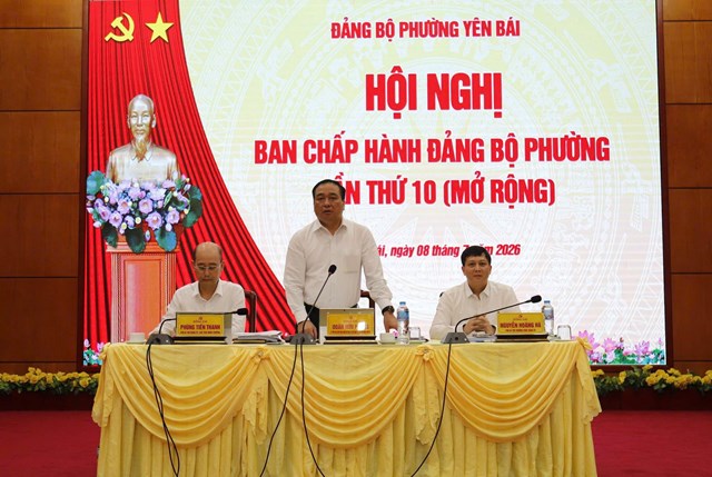 Đồng ch&iacute; Đo&agrave;n Hữu Phung, Ủy vi&ecirc;n Ban Chấp h&agrave;nh Đảng bộ tỉnh, B&iacute; thư Đảng ủy, Chủ tịch HĐND phường ph&aacute;t biểu tại hội nghị