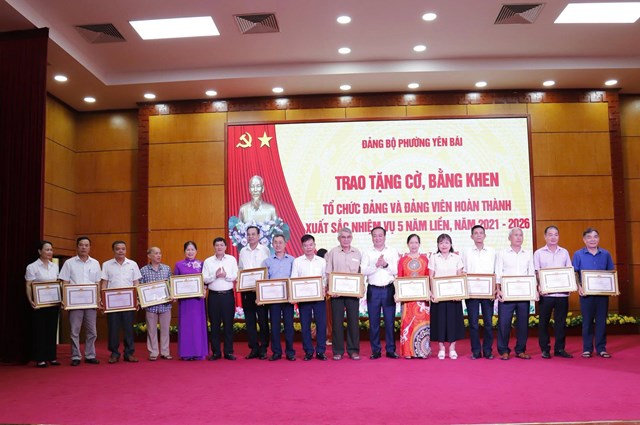 L&atilde;nh đạo Đảng ủy phường tặng Bằng khen của Tỉnh ủy cho c&aacute;c c&aacute; nh&acirc;n c&oacute; th&agrave;nh t&iacute;ch ho&agrave;n th&agrave;nh xuất sắc nhiệm vụ 5 năm liền (2021- 2025)