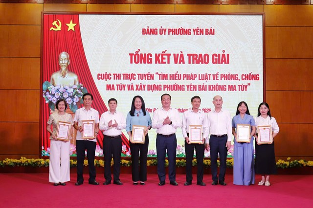 L&atilde;nh đạo Đảng ủy phường khen thưởng c&aacute;c tập thể v&agrave; c&aacute; nh&acirc;n đ&atilde; xuất sắc đạt giải trong Cuộc thi trực tuyến &ldquo;T&igrave;m hiểu ph&aacute;p luật về ph&ograve;ng, chống ma tu&yacute; v&agrave; x&acirc;y dựng phường Y&ecirc;n B&aacute;i kh&ocirc;ng ma tu&yacute;&rdquo;