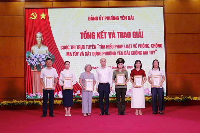 L&atilde;nh đạo Đảng ủy phường khen thưởng c&aacute;c tập thể v&agrave; c&aacute; nh&acirc;n đ&atilde; xuất sắc đạt giải trong Cuộc thi trực tuyến &ldquo;T&igrave;m hiểu ph&aacute;p luật về ph&ograve;ng, chống ma tu&yacute; v&agrave; x&acirc;y dựng phường Y&ecirc;n B&aacute;i kh&ocirc;ng ma tu&yacute;&rdquo;