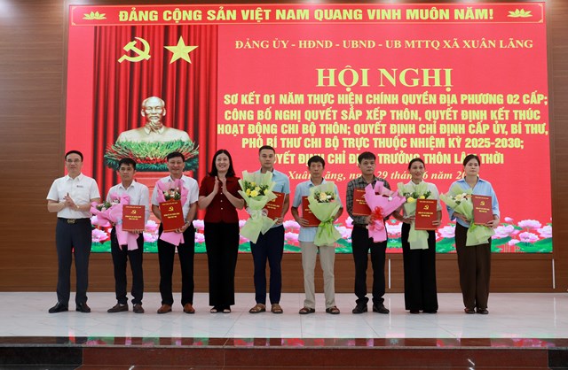 L&atilde;nh đạo Đảng ủy x&atilde; Xu&acirc;n L&atilde;ng trao quyết định th&agrave;nh lập chi bộ, chỉ định cấp ủy, b&iacute; thư, ph&oacute; b&iacute; thư c&aacute;c chi bộ nhiệm kỳ 2025-2030 tại c&aacute;c th&ocirc;n d&acirc;n cư mới sau sắp xếp.