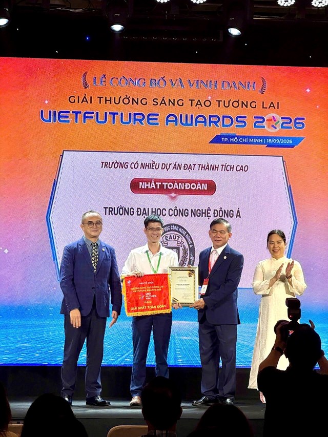 Đại diện Trường Đại học C&ocirc;ng nghệ Đ&ocirc;ng &Aacute; nhận Giải Nhất to&agrave;n đo&agrave;n tại Lễ c&ocirc;ng bố v&agrave; vinh danh Giải thưởng S&aacute;ng tạo Tương lai - Vietfuture Awards 2026.