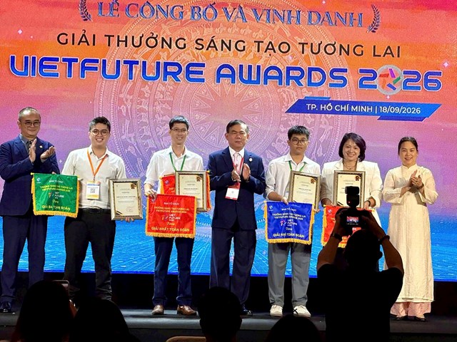 C&aacute;c đơn vị đoạt giải chụp ảnh lưu niệm tại Lễ c&ocirc;ng bố v&agrave; vinh danh Giải thưởng S&aacute;ng tạo Tương lai - Vietfuture Awards 2026.
