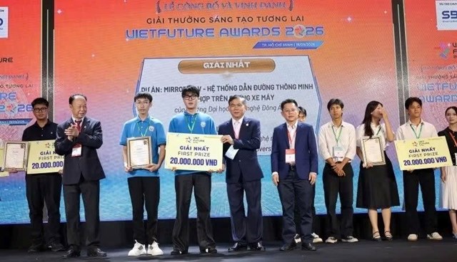 Sinh vi&ecirc;n Trường Đại học C&ocirc;ng Nghệ Đ&ocirc;ng &Aacute; l&ecirc;n nhận giải Nhất tại VietFuture Awards 2026.