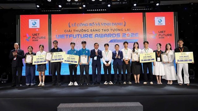 Đại diện c&aacute;c đội đoạt giải Nhất tại Giải thưởng S&aacute;ng tạo Tương lai - Vietfuture Awards 2026 chụp ảnh lưu niệm.