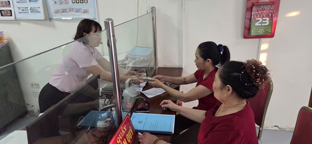 Gia đ&igrave;nh b&agrave; Nguyễn Thị Hoa, x&atilde; Vĩnh Ph&uacute;, vui mừng nhận khoản vay ưu đ&atilde;i từ chương tr&igrave;nh t&iacute;n dụng d&agrave;nh cho sinh vi&ecirc;n theo học c&aacute;c ng&agrave;nh STEM, do Ph&ograve;ng Giao dịch Ng&acirc;n h&agrave;ng Ch&iacute;nh s&aacute;ch x&atilde; hội Vĩnh Tường thực hiện giải ng&acirc;n.