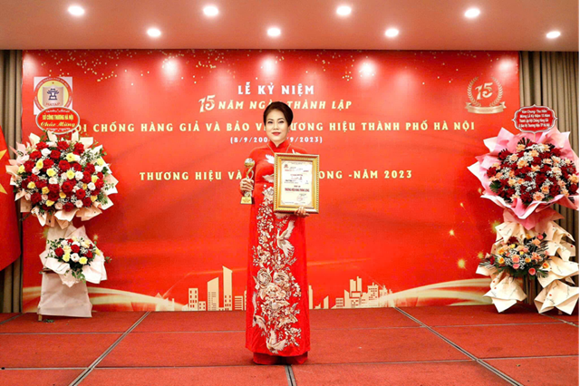 Gi&aacute;m đốc c&ocirc;ng ty B&ugrave;i Thị S&aacute;ng vinh dự nhận được nhiều danh hiệu, giải thưởng.