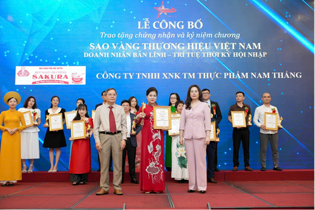 Gi&aacute;m đốc c&ocirc;ng ty B&ugrave;i Thị S&aacute;ng vinh dự nhận được danh hiệu Doanh nh&acirc;n bản lĩnh-tr&iacute; tuệ thời kỳ hội nhập Quốc tế 2023 v&agrave; Gương s&aacute;ng Doanh nh&acirc;n Đất Việt.