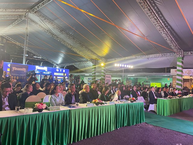 Đông đảo đại biểu, khách mời và người tiêu dùng tham dự lễ khai mạc chương trình “Consumer Fest - Ngày hội tri ân người tiêu dùng” 2025