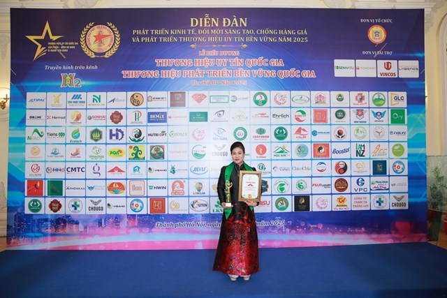 Gi&aacute;m đốc C&ocirc;ng ty B&ugrave;i Thị S&aacute;ng vinh dự nhận được nhiều danh hiệu, giải thưởng.