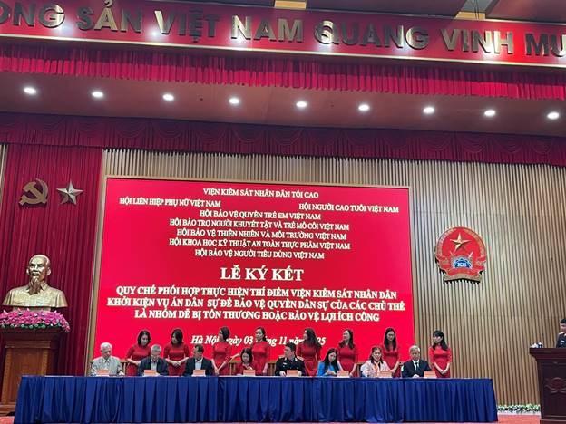 Đồng ch&iacute; Nguyễn Đức Th&aacute;i, Ph&oacute; Viện trưởng VKSND tối cao v&agrave; l&atilde;nh đạo 7 Hội k&yacute; Quy chế phối hợp. (Đồng ch&iacute; B&ugrave;i Xu&acirc;n Thủy, Ph&oacute; Chủ tịch ki&ecirc;m Tổng Thư k&yacute; Hội &ndash; Thứ 2 từ tr&aacute;i sang).