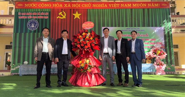 Đồng ch&iacute; Nguyễn Trung Dũng, ĐUV, Ph&oacute; Chủ tịch UBND x&atilde; Hải Lựu, vừa đến thăm v&agrave; tặng hoa ch&uacute;c mừng đội ngũ c&aacute;n bộ quản l&yacute;, gi&aacute;o vi&ecirc;n v&agrave; nh&acirc;n vi&ecirc;n c&aacute;c trường Mầm non Nh&acirc;n Đạo v&agrave; Tiểu học Nh&acirc;n Đạo. C&ugrave;ng đi c&oacute; đồng ch&iacute; Nguyễn Thị Chi, ĐUV, Trưởng ban Văn h&oacute;a &ndash; X&atilde; hội HĐND x&atilde;; c&ugrave;ng c&aacute;c chuy&ecirc;n vi&ecirc;n ph&ograve;ng VH-XH v&agrave; Trung t&acirc;m Dịch vụ sự nghiệp c&ocirc;ng x&atilde;.