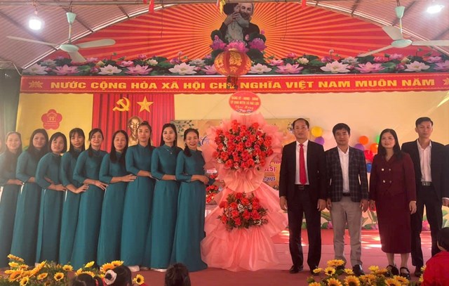 L&#227;nh đạo x&#227; Hải Lựu tri &#226;n thầy c&#244; gi&#225;o v&#224; c&#225;n bộ quản l&#253; - Ảnh 2