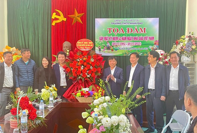 Đồng ch&iacute; Đỗ Huy Chiến, Ph&oacute; B&iacute; thư Đảng ủy, Chủ tịch UBND x&atilde; Hải Lựu, vừa đến thăm v&agrave; ch&uacute;c mừng đội ngũ c&aacute;n bộ, gi&aacute;o vi&ecirc;n c&aacute;c trường THPT B&igrave;nh Sơn v&agrave; THCS Nh&acirc;n Đạo. C&ugrave;ng đi c&oacute; c&aacute;c đồng ch&iacute;: Nguyễn Văn Đang, ĐUV, Trưởng Ban Kinh tế &ndash; Ng&acirc;n s&aacute;ch HĐND x&atilde;; Trần Tuấn Vinh, ĐUV, Ch&aacute;nh Văn ph&ograve;ng HĐND &amp; UBND; Triệu Thứ Hiệp, ĐUV, Trưởng ph&ograve;ng Văn h&oacute;a &ndash; X&atilde; hội x&atilde;; c&ugrave;ng c&aacute;c chuy&ecirc;n vi&ecirc;n ph&ograve;ng VH-XH v&agrave; Trung t&acirc;m Dịch vụ sự nghiệp c&ocirc;ng x&atilde;.&nbsp;