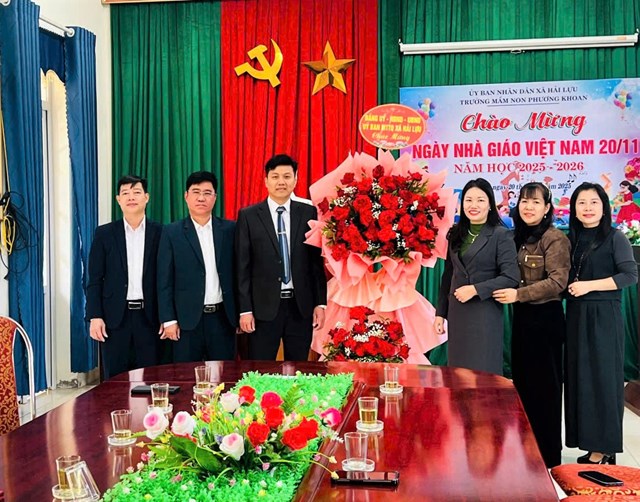 Đồng ch&iacute; Ph&oacute; Khắc Chiến, Ủy vi&ecirc;n BTV, Ph&oacute; Chủ tịch UBND x&atilde;, vừa đến thăm v&agrave; ch&uacute;c mừng đội ngũ c&aacute;n bộ, gi&aacute;o vi&ecirc;n c&aacute;c trường Mầm non Phương Khoan, Tiểu học Phương Khoan v&agrave; THCS Phương Khoan. C&ugrave;ng đi c&oacute; c&aacute;c đồng ch&iacute;: Đ&agrave;o Tiến Trung, Ủy vi&ecirc;n BTV, Trưởng ph&ograve;ng Kinh tế x&atilde;; La Trường Giang, ĐUV, Ph&oacute; Gi&aacute;m đốc Trung t&acirc;m H&agrave;nh ch&iacute;nh c&ocirc;ng x&atilde;.