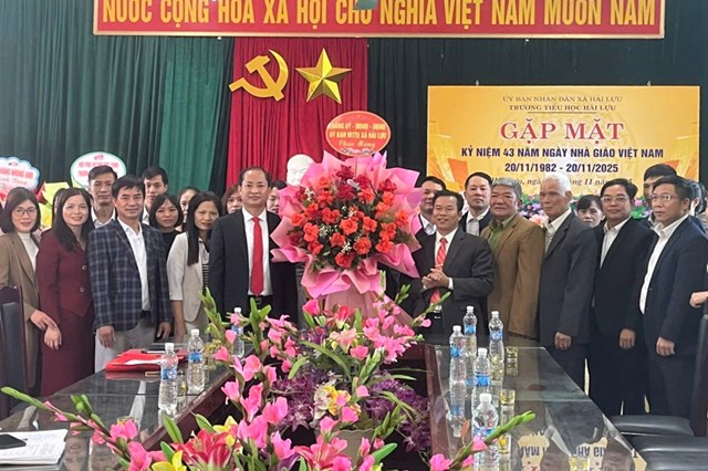 L&#227;nh đạo x&#227; Hải Lựu tri &#226;n thầy c&#244; gi&#225;o v&#224; c&#225;n bộ quản l&#253; - Ảnh 1